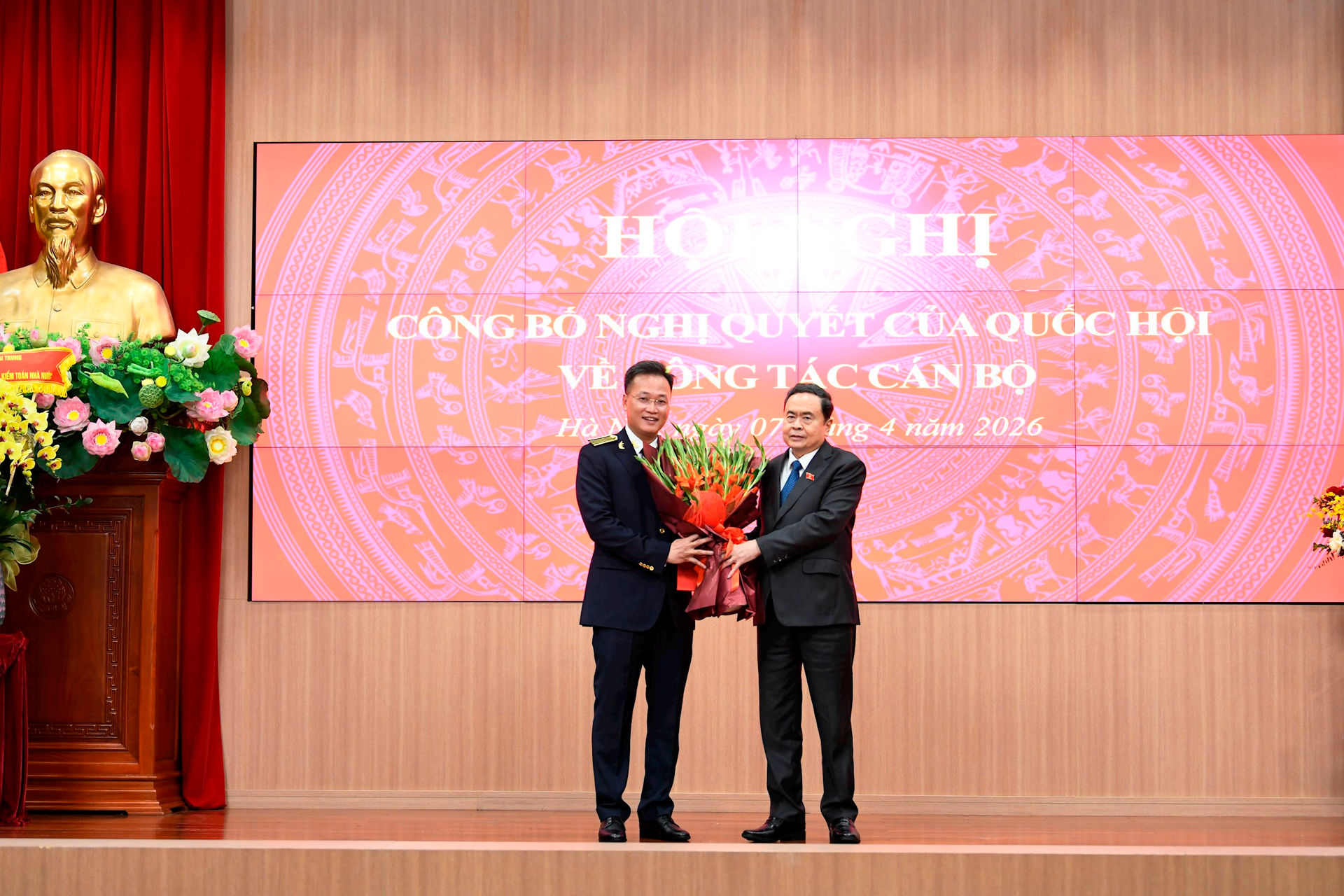 Trao Nghị quyết của Quốc hội về bầu Tổng Kiểm toán nhà nước đối với đồng chí Nguyễn Hữu Nghĩa