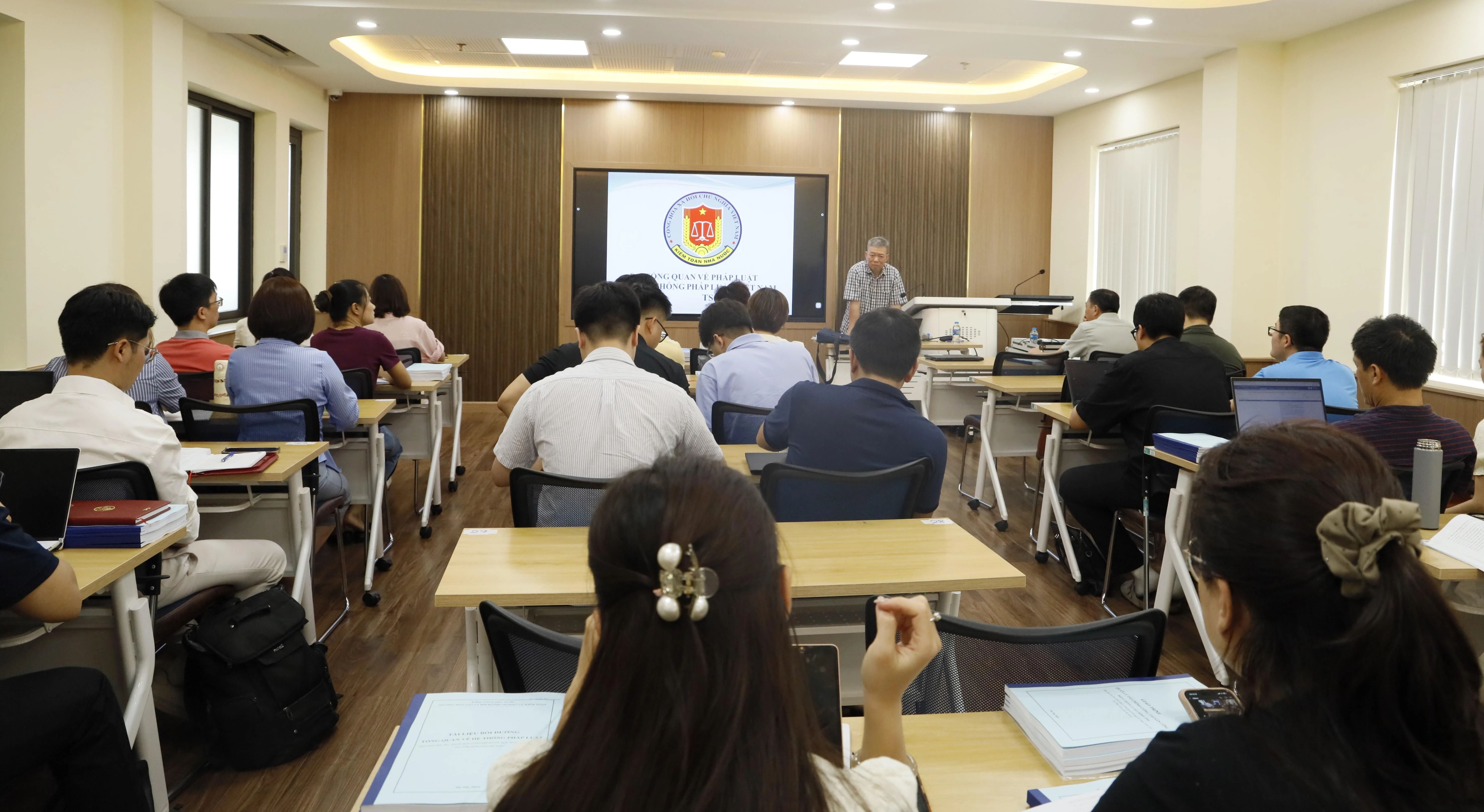 Bồi dưỡng tổng quan về hệ thống pháp luật cho công chức Kiểm toán nhà nước